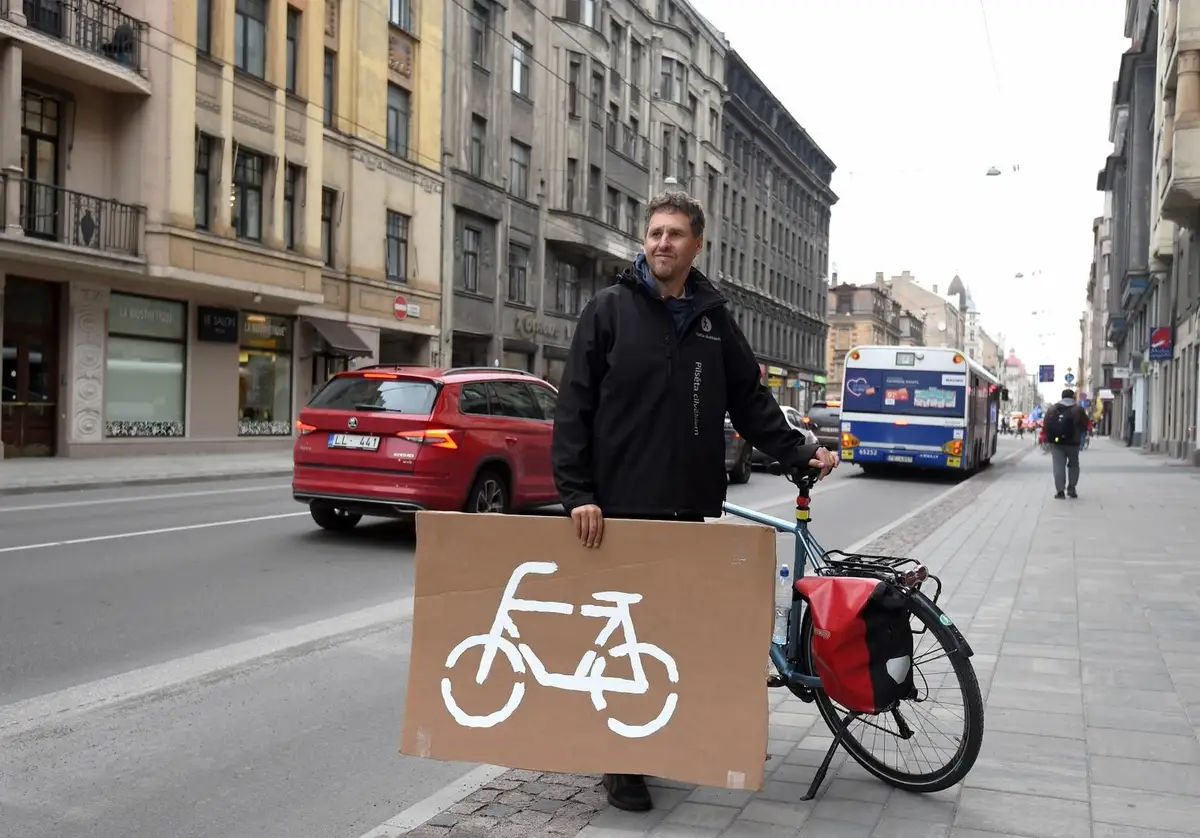 Aktīvisti Rīgā vēlas velojoslu izveidi arī Brīvības ielā