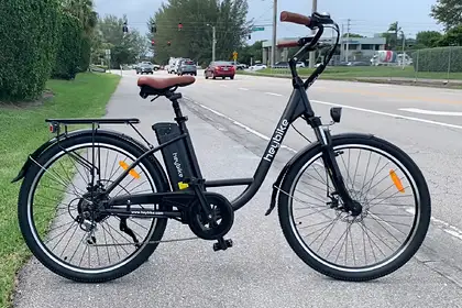 Carnikavā ietriecies stabā un gājis bojā velosipēdists