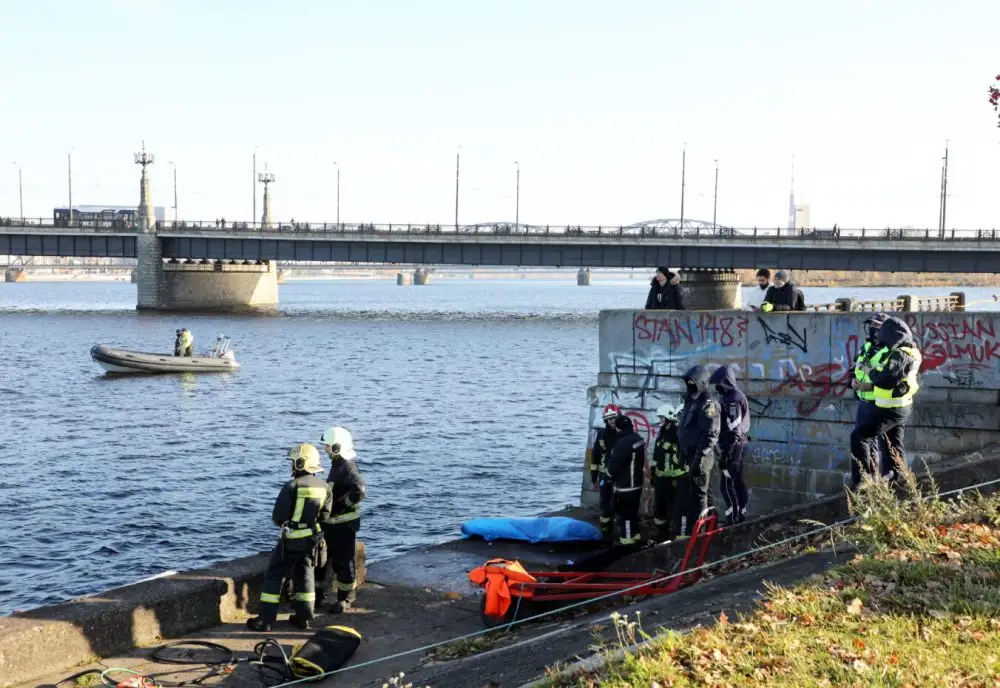 Женщина спрыгнула в Даугаву с Каменного моста: ищут уже 2 дня