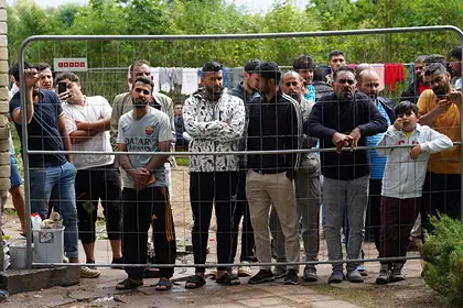 «Amnesty International» pārmet Latvijai sliktu izturēšanos pret bēgļiem uz Latvijas austrumu robežas