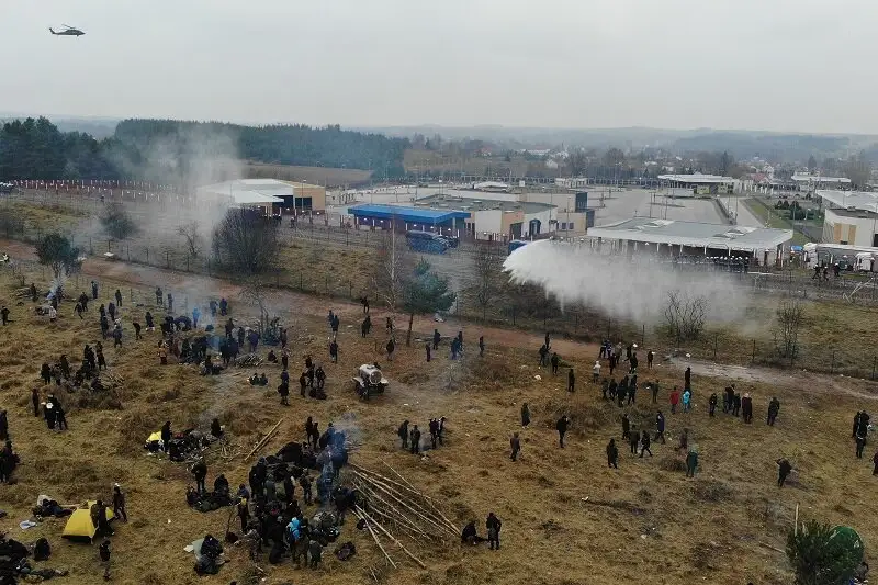 Polija uz robežas pret migrantiem liek lietā asaru gāzi