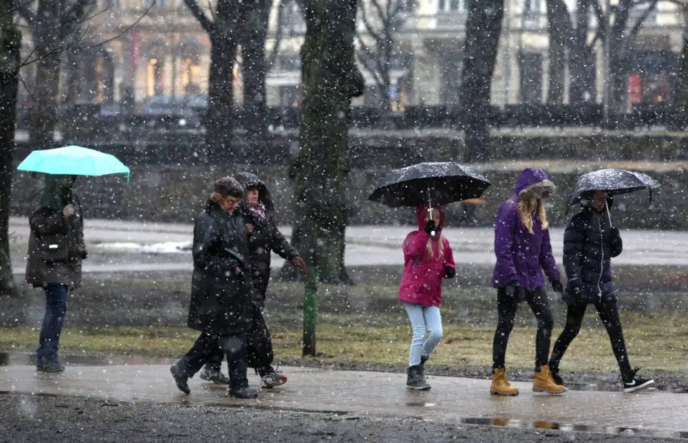 Vakarā Latviju sasniegs plaša nokrišņu zona