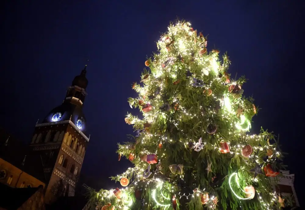 Pirmajā adventē iedegs Rīgas Ziemassvētku egles