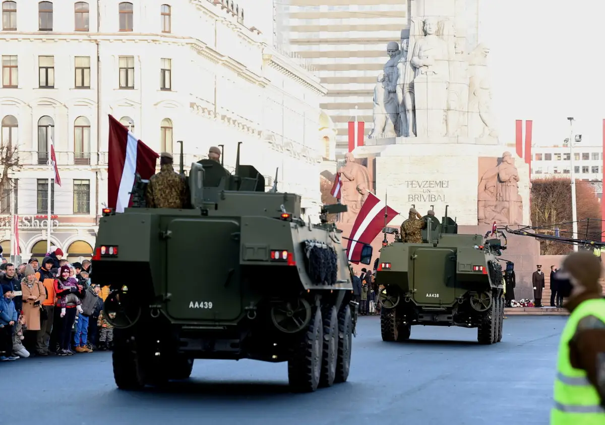 Rīgas centrā vairāki tūkstoši cilvēku sapulcējušies vērot militārās tehnikas braucienu