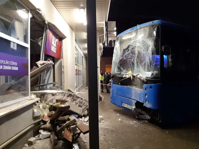 Balvos autobuss ietriecies veikala sienā