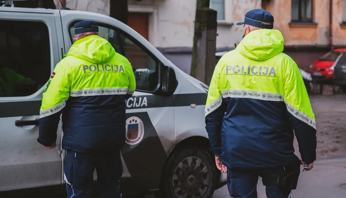 Есть рекорд? На убегавшего от полиции в Даугавпилсе мотоциклиста возбуждено 20 дел