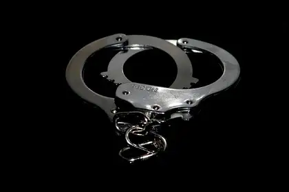 В Даугавпилсе мужчине надели мешок на голову и ограбили. Дело передано в прокуратуру