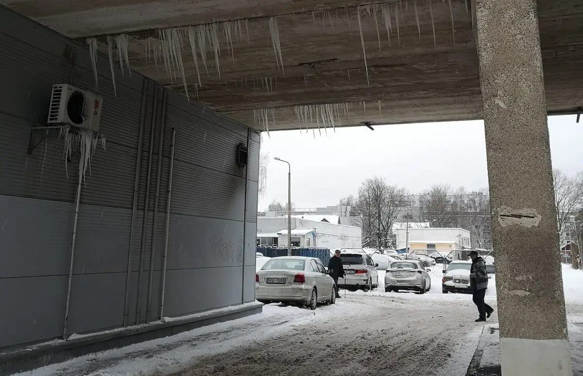 Atkušņa ietekmē no nenotīrītiem jumtiem kritīs ledus un sniegs