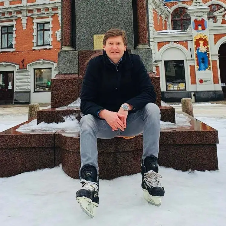 Айда играть в хоккей на Ратушной площади! Депутат Рижской думы приехал на работу на коньках
