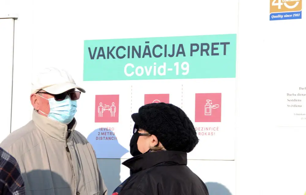 Вакцину от коронавируса выбрасывают на помойку. Страны Европы массово избавляются от запасов