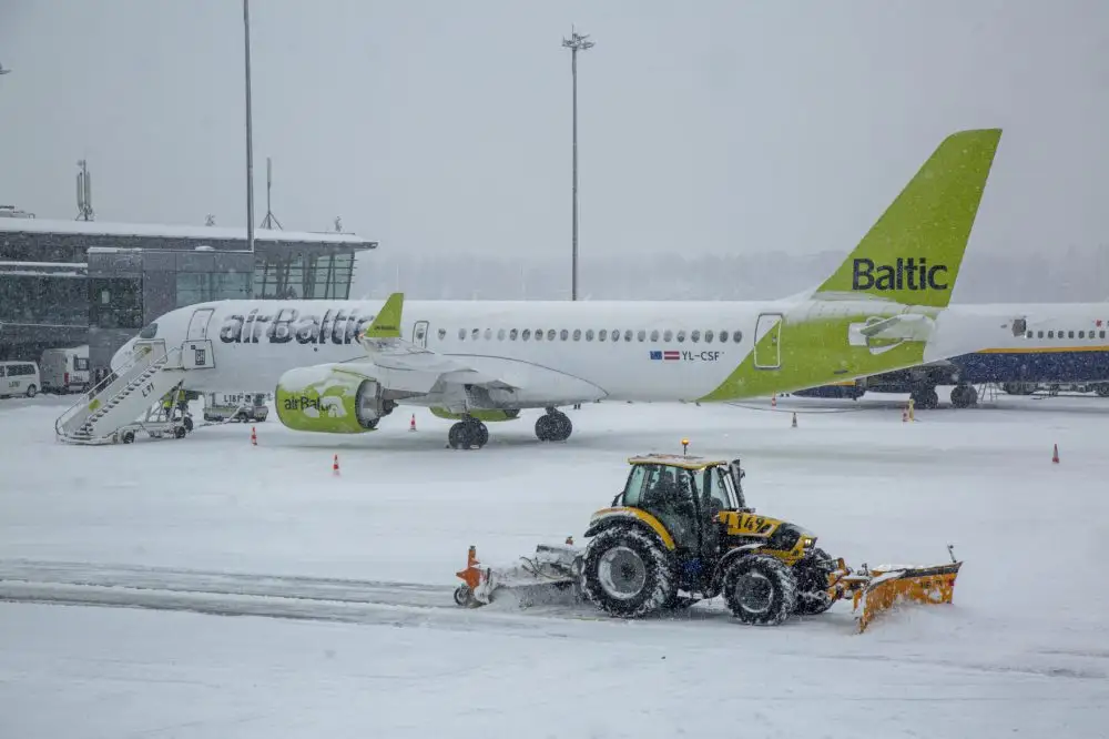 ЧП в рижском аэропорту: самолет airBaltic соскользнул с посадочной полосы
