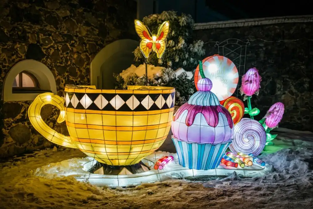 Pusotras stundas attālumā no Rīgas — Pakrojas muižā grandiozs laternu ziemas festivāls