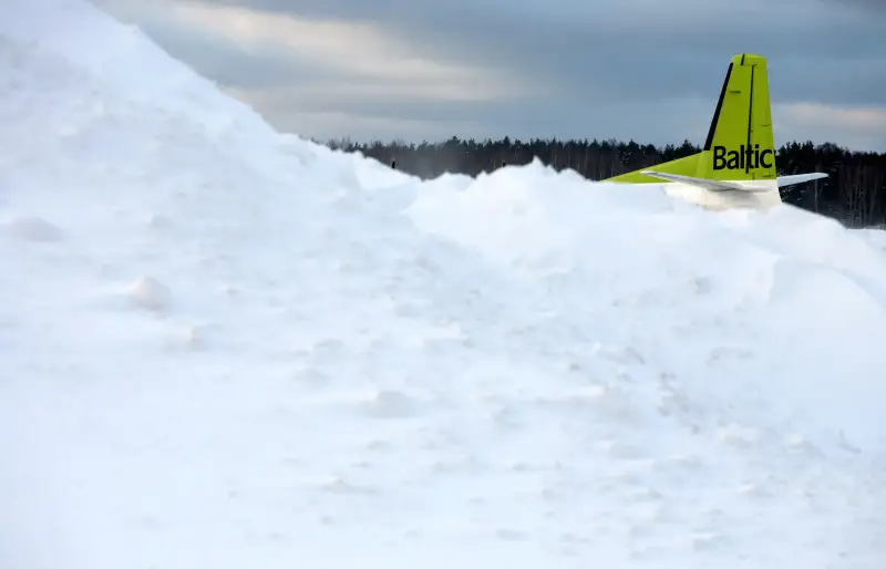 Латвийский певец опубликовал видео из самолета airBaltic, застрявшего в аэропорту (ненорматив)