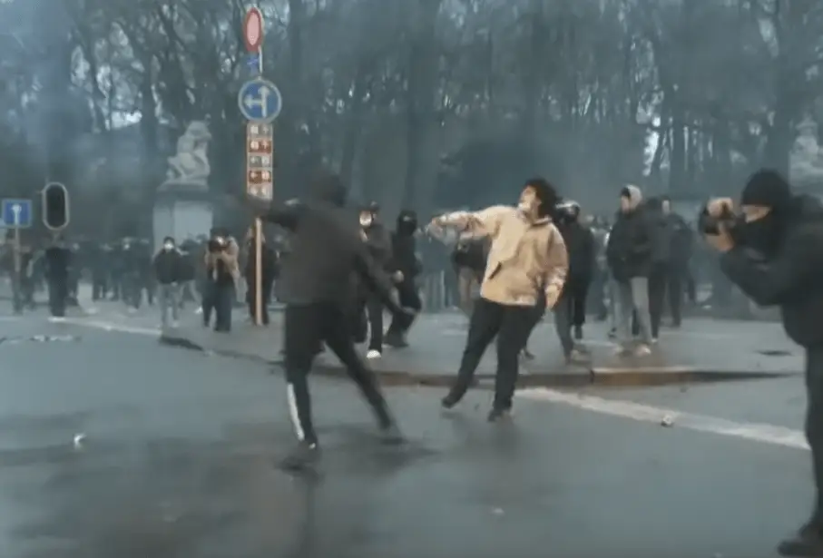 В Брюсселе массовые акции протеста против ковид-ограничений вылились в столкновения с полицией (ВИДЕО)