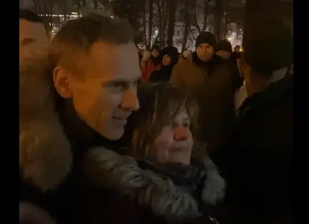 Pie Rīgas pils pulcējas politiķa Gobzema rīkotās protesta akcijas dalībnieki