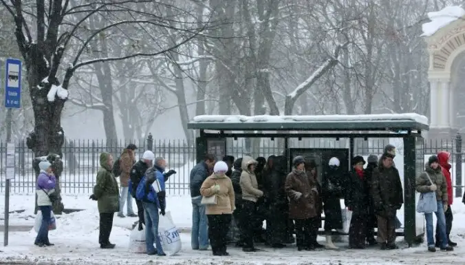 Rīgā sāks uzstādīt jaunas vienota dizaina sabiedriskā transporta pieturvietu nojumes
