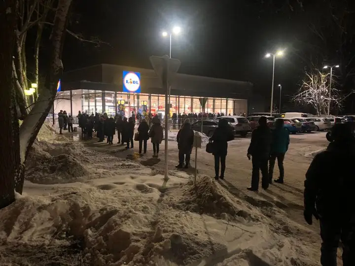 Ажиотаж не утихает: мужчина занял очередь в Lidl вечером накануне открытия