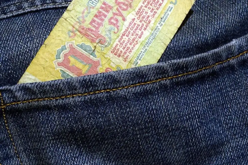 Krievijas pilsonei par kukuļa došanu muitas darbiniecei piemēro 7400 eiro sodu
