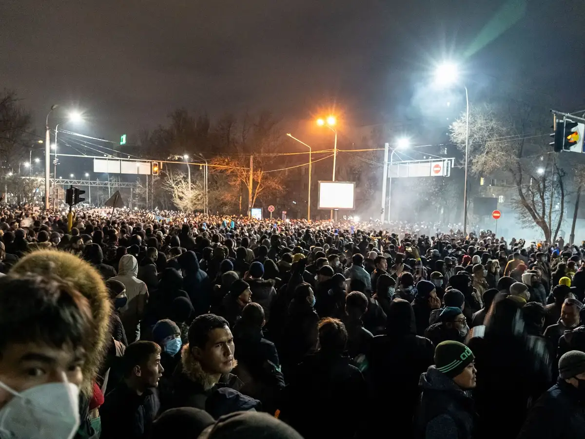 В крупнейшем городе Казахстана горят здания прокуратуры, акимата и филиала правящей партии