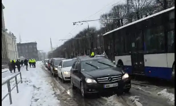 Vairāki desmiti cilvēku pie valdības ēkas protestē pret Covid-19 ierobežojumiem