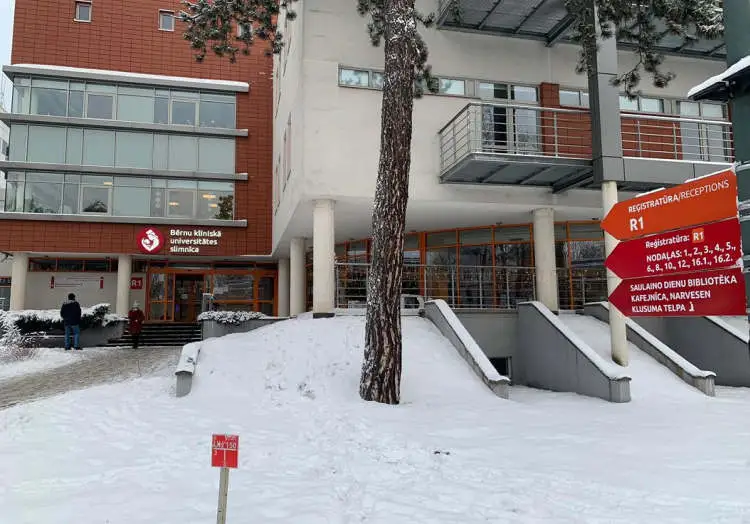 Ārstēšanos BKUS turpina divi autoavārijā uz Ventspils šosejas cietušie bērni