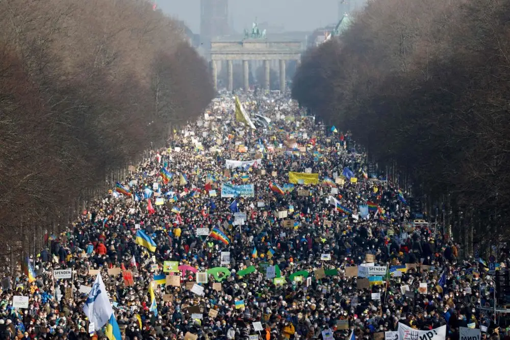 По всей Европе проходят акции в поддержку Украины. В России протестующих избивают и задерживают