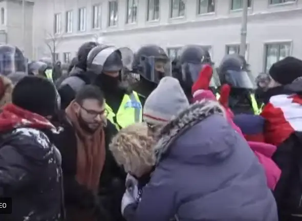 Арестовано 170 человек: канадская полиция начала зачистку центра Оттавы от протестующих (ВИДЕО)