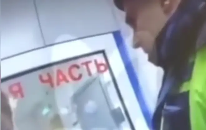 Два ГИБДДшника избили сотрудницу угрозыска: случай в Петербурге (ВИДЕО)