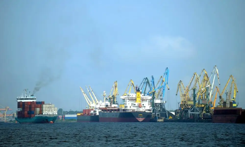 Rīgas ostā Daugavā iebraucis traktors un tā vadītājs gājis bojā