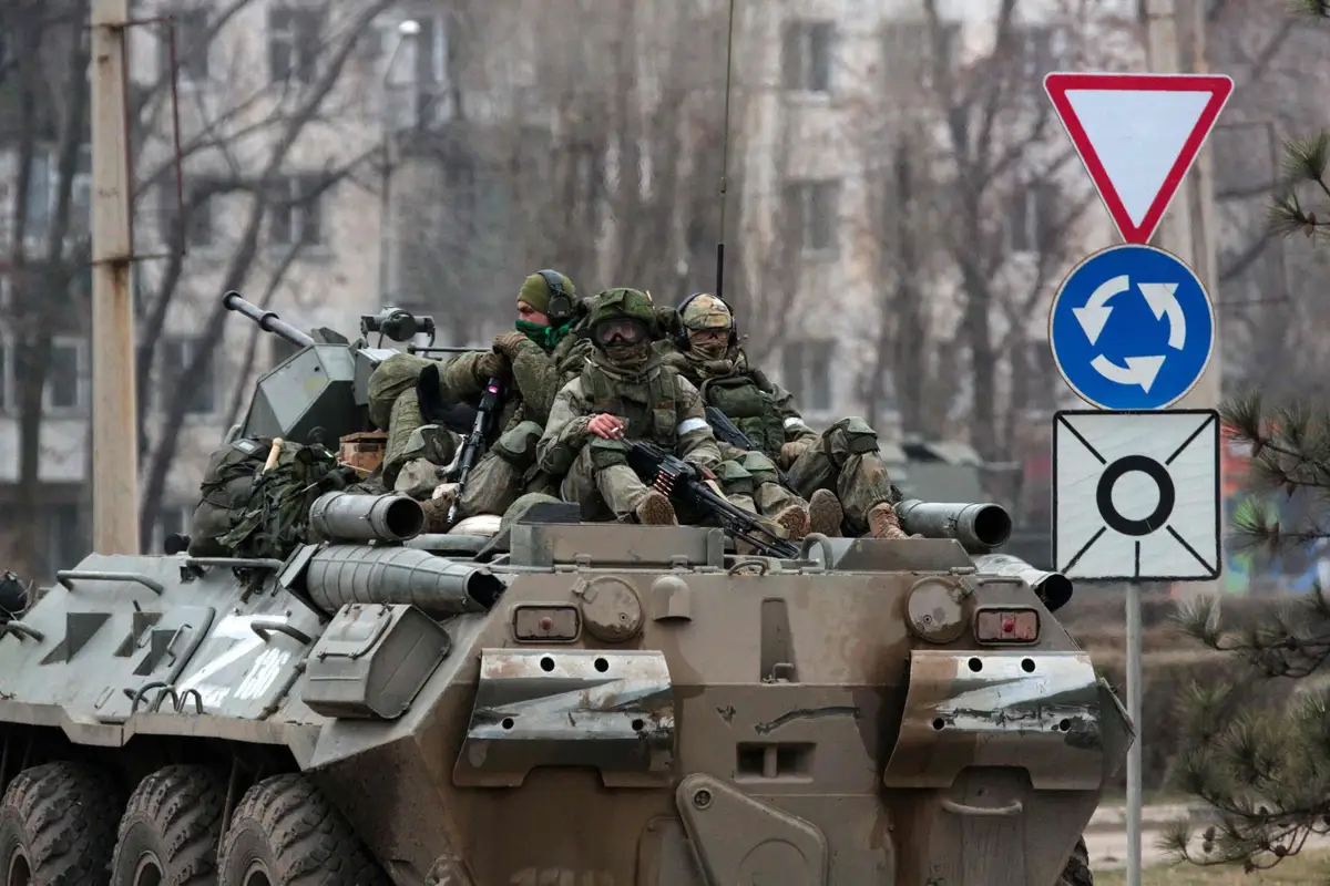 Лозунг «Русские идут» — повод затянуть пояса и засекретить военные закупки: мнение