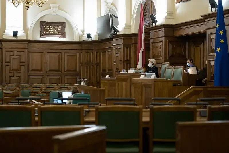 Atbalsta grozījumus, kas aizliegtu partijām noliegt kara noziegumus