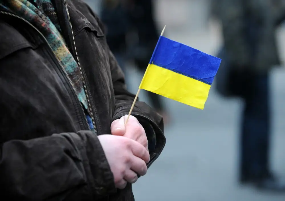 С видом на школу: в Чиекукалнсе появился мурал в поддержку Украины (ФОТО)