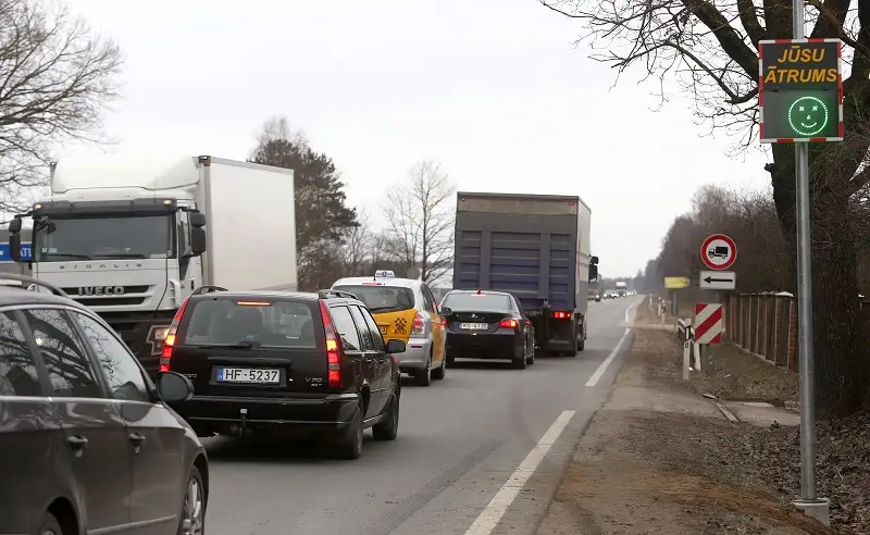 No trešdienas uz Bauskas šosejas starp tirdzniecības centru «A7» un Valdlauču krustojumu satiksmei slēgs joslu
