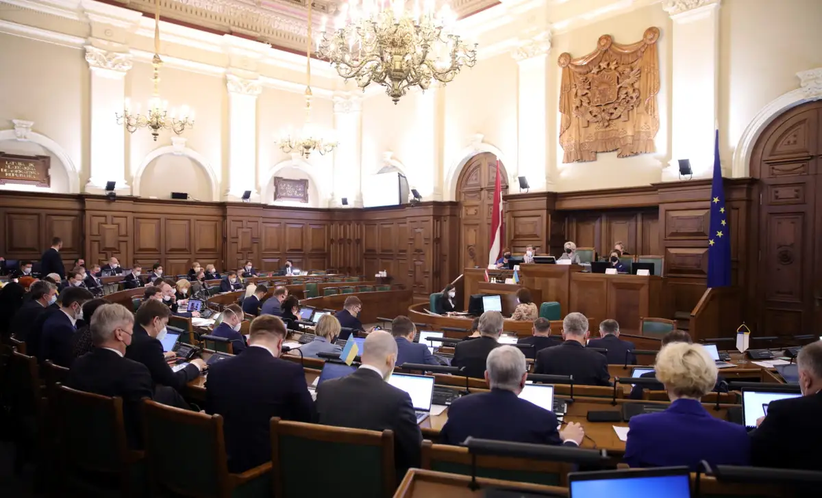 Savāc 10 000 parakstu par aizliegumu ieņemt Saeimas deputāta amatu bez iegūtas augstākās izglītības
