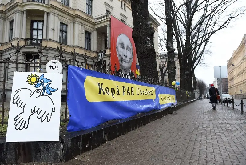 Фотовыставка о военных буднях Украины перемещена к посольству России