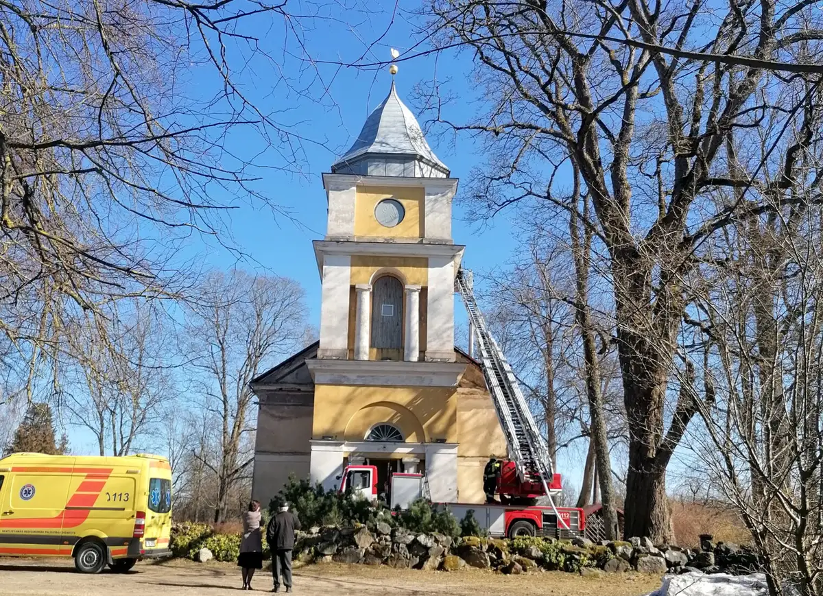 Dievkalpojuma tiešraides laikā Baldones baznīcā izceļas ugunsgrēks