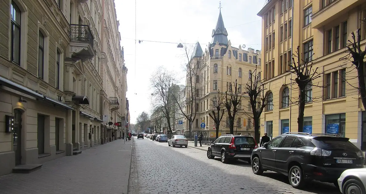 Rīgas ielās sākta smilšu savākšana pēc ziemas sezonas