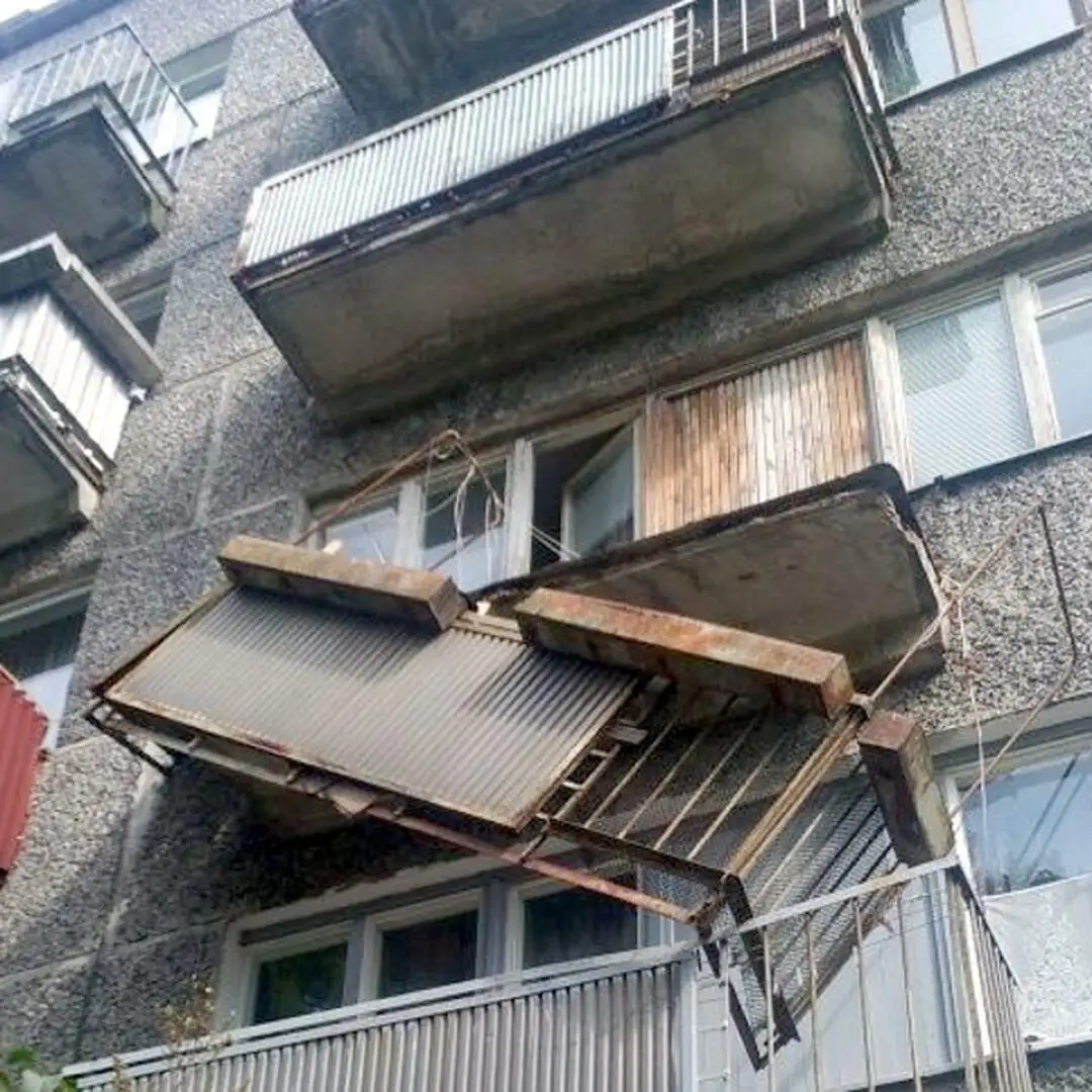 Балконы падают, но вряд ли жильцы будут по доброй воле исполнять прихоть чиновников — их ремонтировать