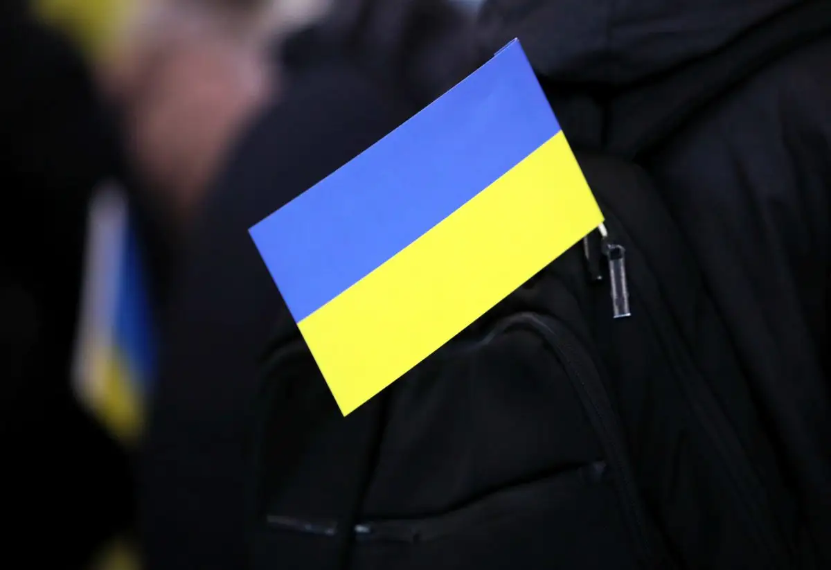 Par uzbrukumu Ukrainas karoga nēsātājam notiesātais ekspolicistes dzīvesbiedrs izsludināts meklēšanā
