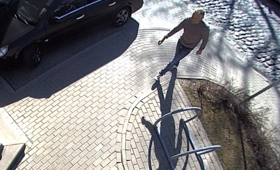 Policija lūdz sabiedrības palīdzību atrast vīrieti par iespējamu uzbrukumu mazgadīgam zēnam Āgenskalnā
