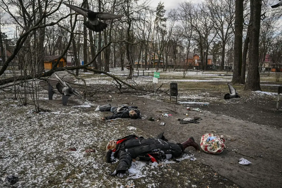 «Медуза» опубликовала запись с дрона: трупы на улицах Бучи лежали в то время, когда в городе стояли российские войска