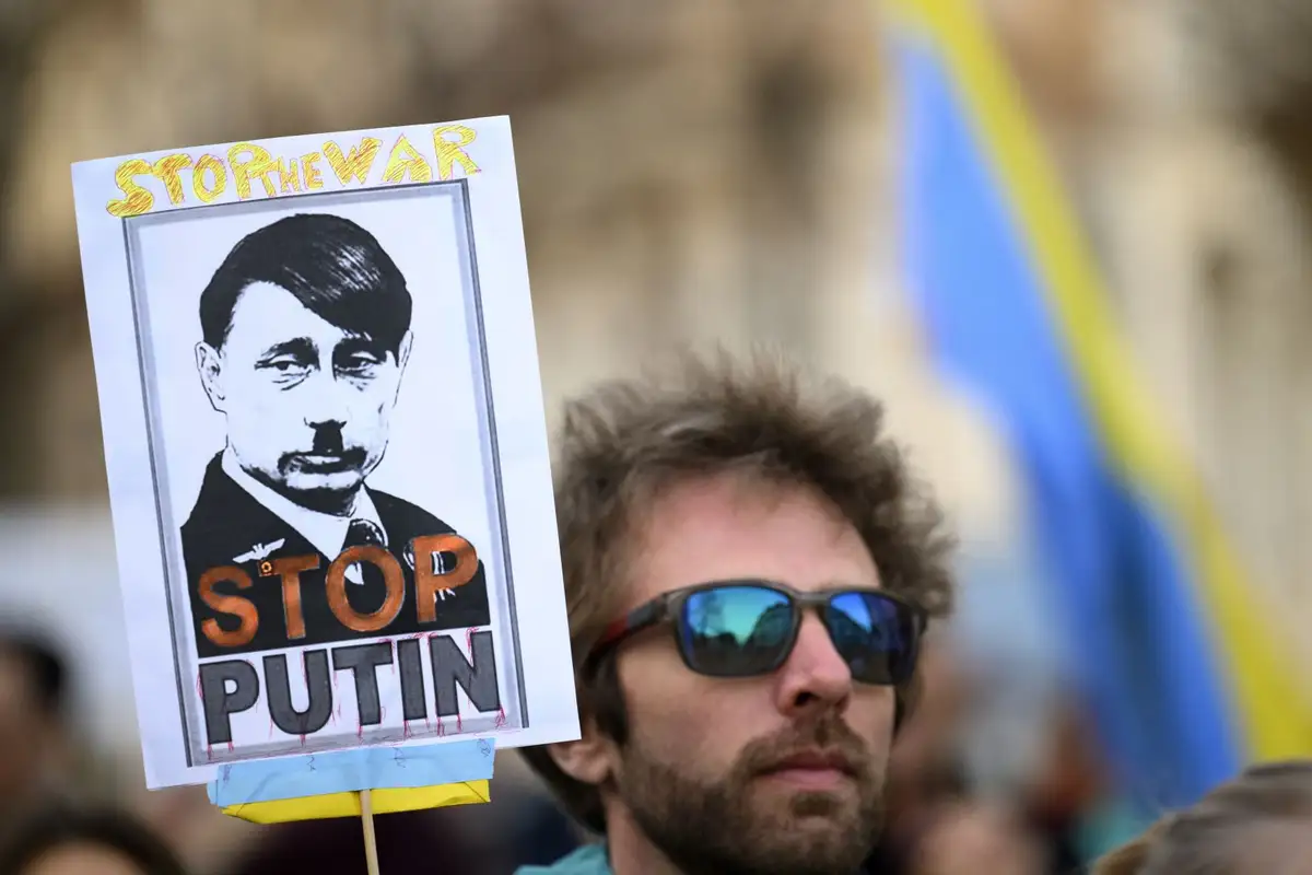 Суд в РФ запретил мемы, сравнивающие Путина с Гитлером