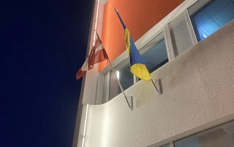 На зданиях рисуют букву «Z» и портят украинские флаги: в Риге всё больше Z-выходок