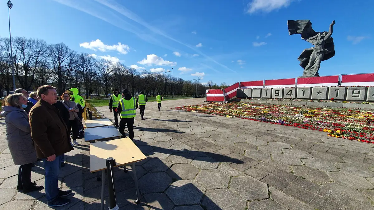 Pie pieminekļa Pārdaugavā aiztur vīrieti, kurš skaļā balsī apsveica klātesošos ar 9.maija «svētkiem»