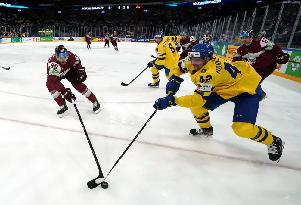 Latvijas hokeja izlase pasaules čempionātu beidz ar zaudējumu zviedriem: nekvalificējoties 1/4