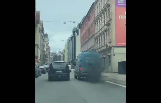 Рестарт Стакиса? По центру города ездит дымящий бус «За чистую Ригу» (ВИДЕО)
