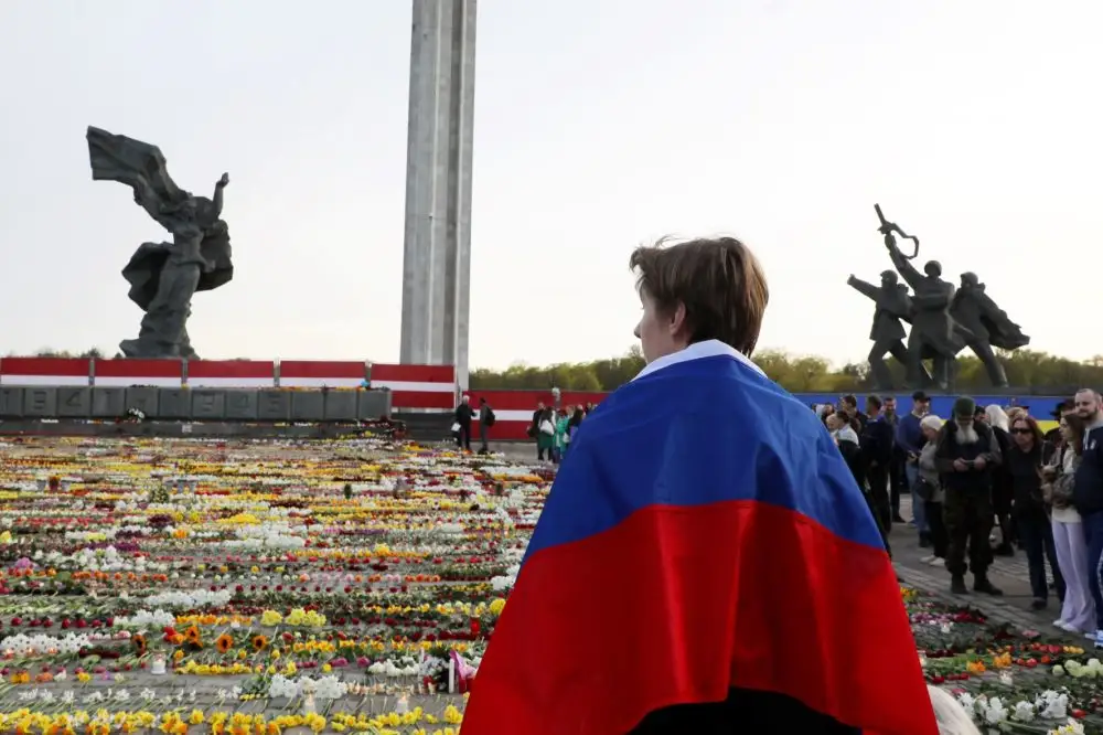 Нет состава преступления: дело против парня, пришедшего с российским флагом к памятнику в Пардаугаве, закрыли