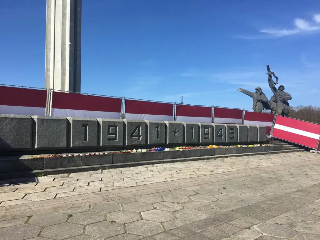 Tuvāko dienu laikā pabeigs padomju pieminekļa Pārdaugavā atlieku demontāžu; vietā sākotnēji būs skeitparks