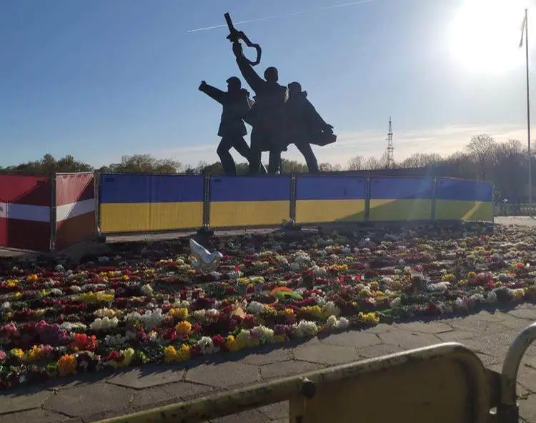 Saeimā emocionālās debatēs aicina Pārdaugavas padomju pieminekli nojaukt jau līdz rudens sākumam