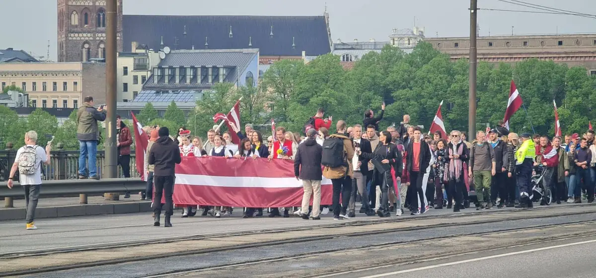 «Atbrīvošanās no padomju mantojuma» gājienā pulcējušies vairāki tūkstoši cilvēku; noslēdzies bez īpašiem starpgadījumiem